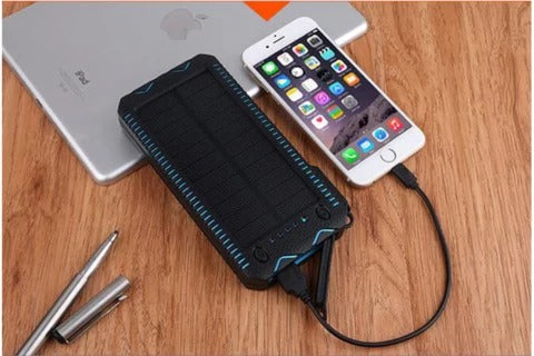 tekzi Solar-Powerbank mit 15.000 mAh und zwei LED-Leuchten – Produktabbildung